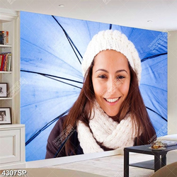 Tranh cô gái trẻ đứng che ô