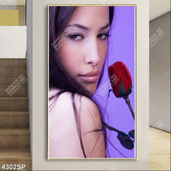 Tranh cô gái và bông hoa hồng