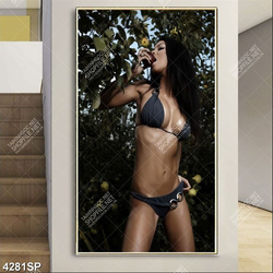 Tranh người đẹp đứng dựa bên bức tường