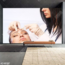 Tranh cô gái trẻ mang kính