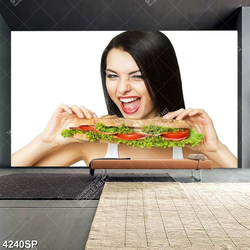 Tranh cô gái cầm bàn cân