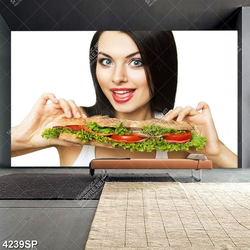 Tranh cô gái tập luyện cùng huấn luận viên