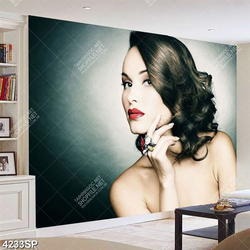 Tranh người đẹp đứng dựa bên bức tường