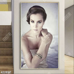 Tranh người đẹp mặc váy khoe chân dài