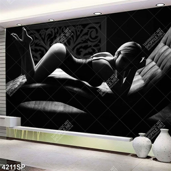 Tranh cô gái đeo mắt kính đen