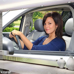 Tranh cô gái trẻ mang kính