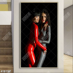 Tranh cô gái cầm chiếc túi màu đỏ