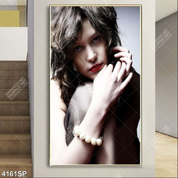 Tranh người mẫu mặc váy nghệ thuật