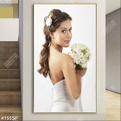 Tranh vẽ cô gái chắp chăn hoa