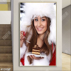 Tranh vẽ cô gái chắp chăn hoa