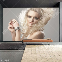 Tranh người mẫu tóc vàng xinh đẹp