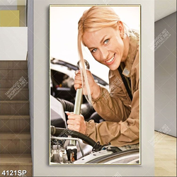 Tranh cô gái đeo mắt kính đen