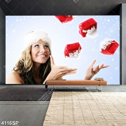 Tranh cô gái trẻ mang kính