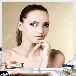 Tranh cô gái đeo găng tay boxing