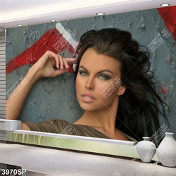 Tranh người đẹp đứng dựa bên bức tường