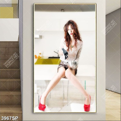 Tranh cô gái trẻ ngồi trong bếp