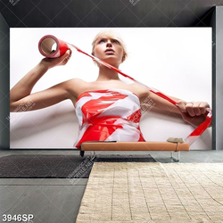 Tranh cô gái quấn băng keo trắng đỏ