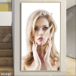 Tranh người mẫu tóc vàng xinh đẹp