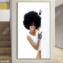 Tranh cô gái đeo mắt kính đen