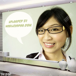 Tranh cô gái trẻ mang kính