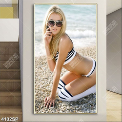 Tranh cô gái đeo mắt kính đen