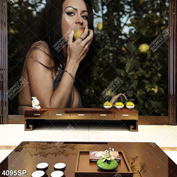 Tranh người đẹp ăn táo