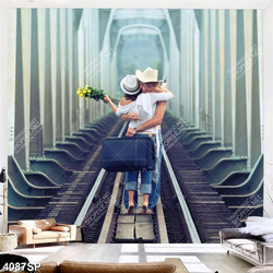 Tranh cặp đôi ôm nhau trên đường ray xe lửa