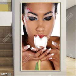 Tranh cô gái cầm bông hoa trắng