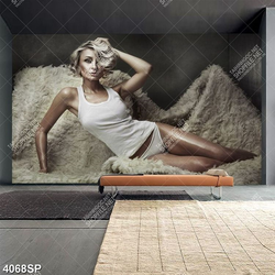 Tranh người đẹp gợi cảm ngồi trên tấm khăn lông