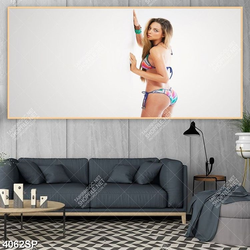 Tranh người mẫu bikini đứng bên bức tường trắng