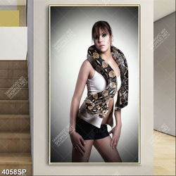 Tranh cô gái tạo dáng với trăn