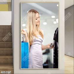 Tranh cô gái đi trung tâm mua sắm