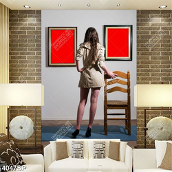 Tranh cô gái đứng trong phòng triển lãm tranh