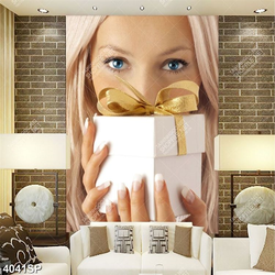 Tranh cô gái cầm hộp quà