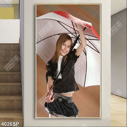 Tranh cô bé cầm chiếc ô