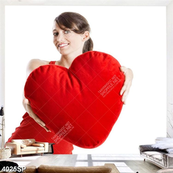Tranh cô gái cầm chiếc gối trái tim đỏ