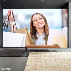 Tranh cô gái cầm túi hàng