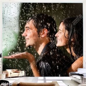 Tranh cặp đôi đứng dưới mưa