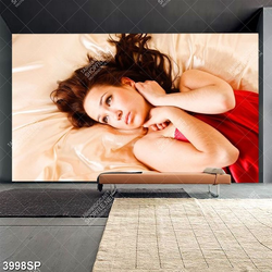 Tranh cô gái nằm trên giường