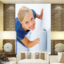 Tranh cô gái trẻ lăn sơn tường