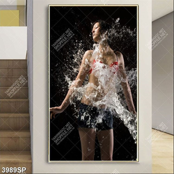 Tranh cô gái tạo dáng với dòng nước