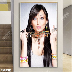 Tranh cô gái cầm chiếc vòng cổ