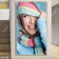 Tranh cô gái trẻ đội mũ len