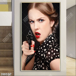 Tranh cô gái xinh đẹp cầm súng