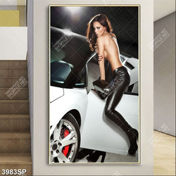 Tranh người mẫu sexy đứng bên xe ô tô