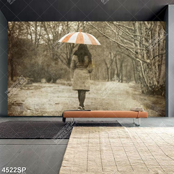 Tranh cô gái đi một mình