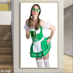 Tranh người đẹp cầm ly bia xanh