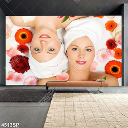 Tranh hai cô gái nằm bên những bông hoa