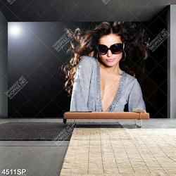 Tranh cô gái trẻ đeo mắt kính đen