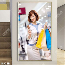 Tranh cô gái mua sắm trong trung tâm